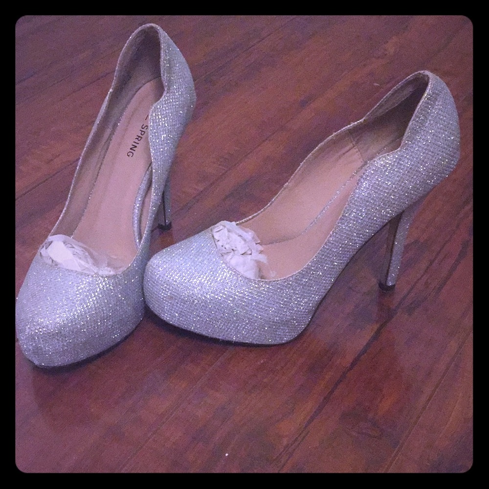 Silver pumps